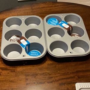 Heavyweight steel Texas jumbo muffin pan.  And pop over cups pan.